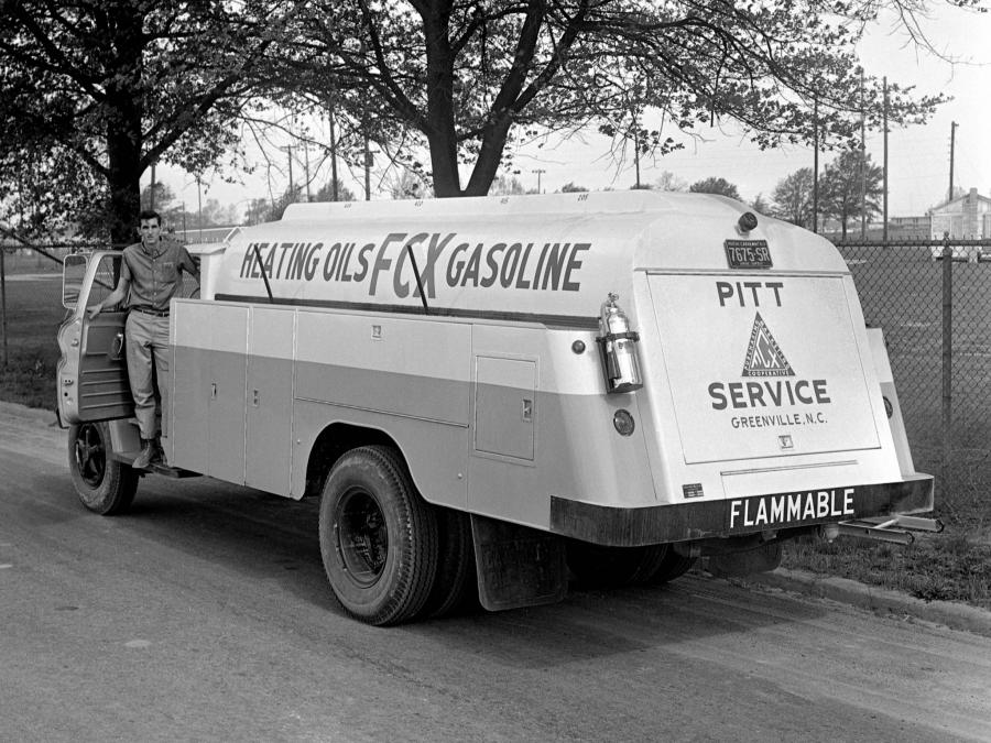  Chevrolet C60 Tanker Truck 1963 года  (фото 2 из 2)